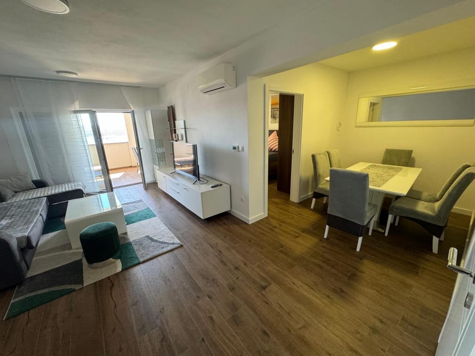 Living room, Seating area, Dining area, air conditioner