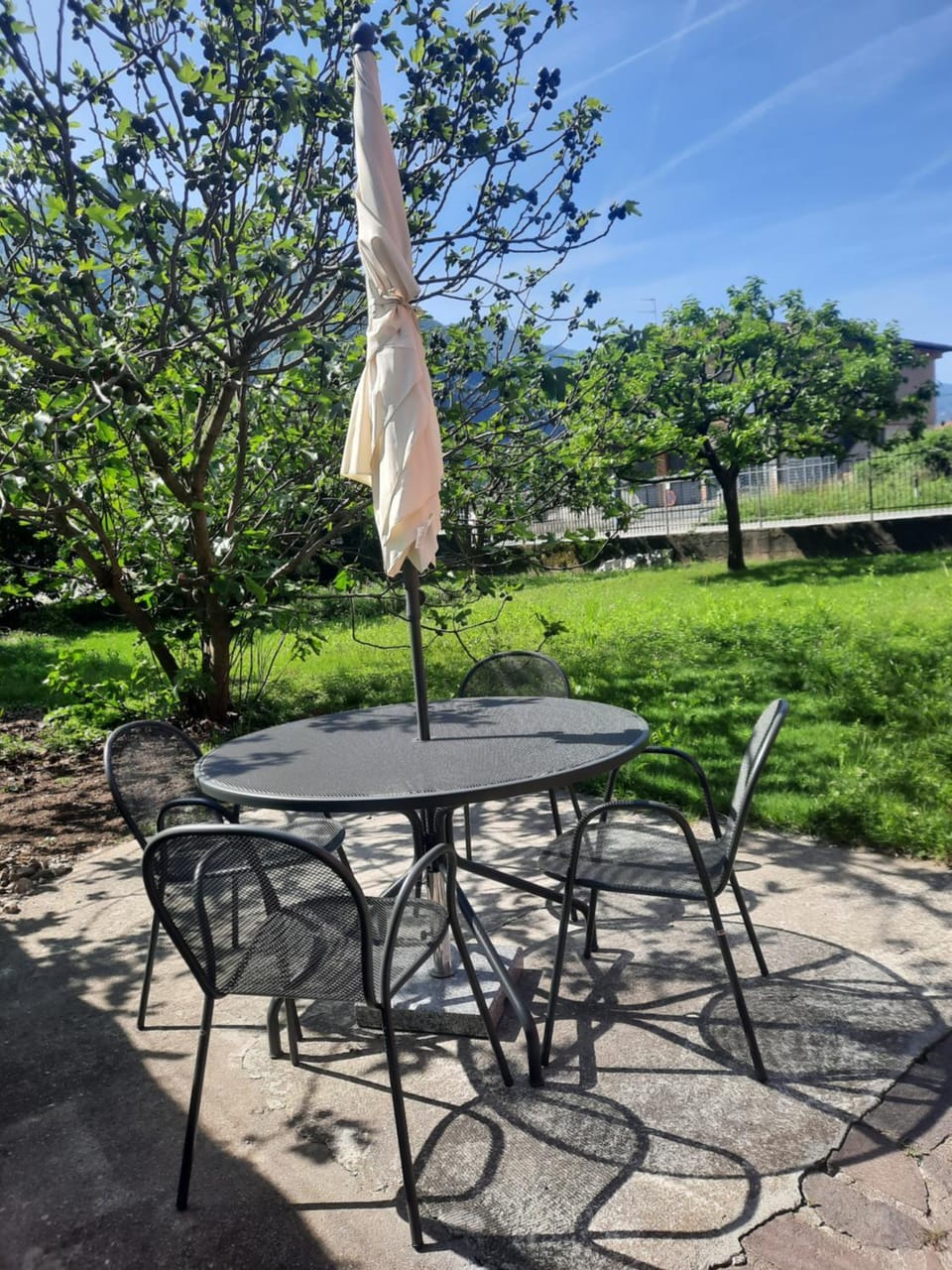 Property building, Garden, Dining area