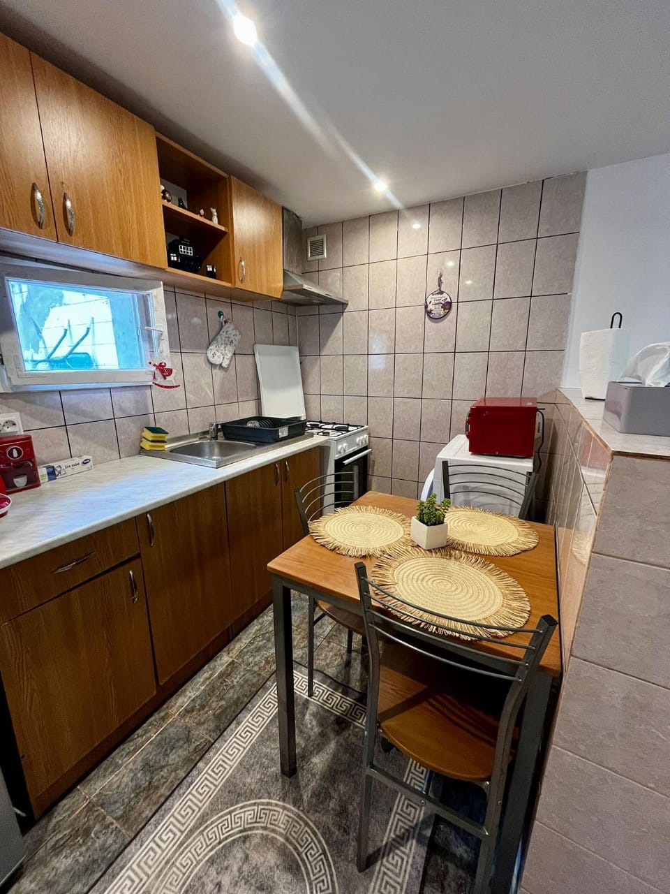 Kitchen or kitchenette, Dining area, oven