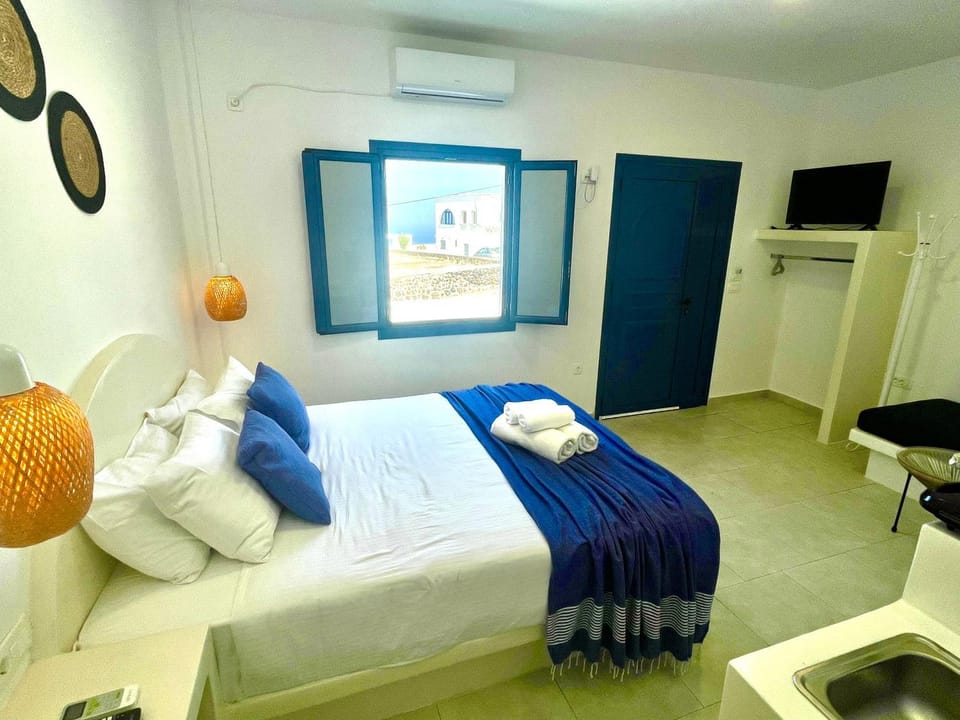 Bed, Bedroom, air conditioner