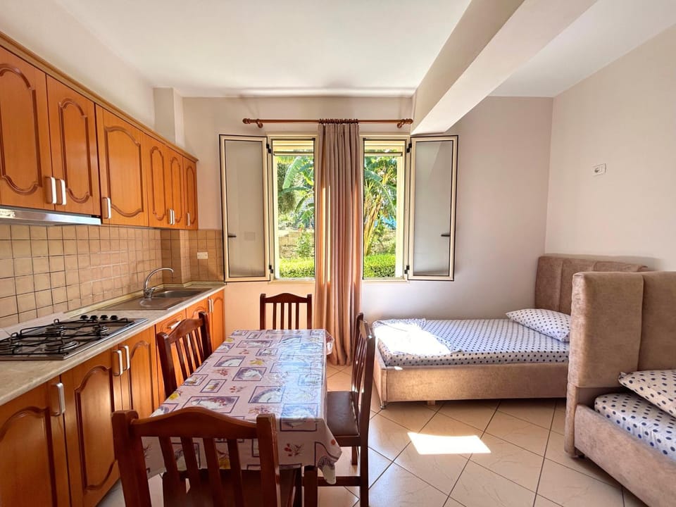 Kitchen or kitchenette, Seating area, Dining area