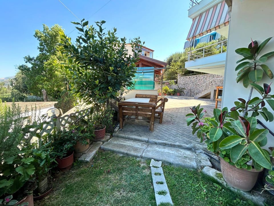 Patio, Day, Garden, Dining area, Garden view