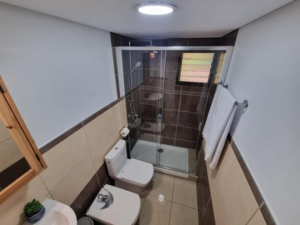 Shower, Toilet, Bathroom, bidet, towels