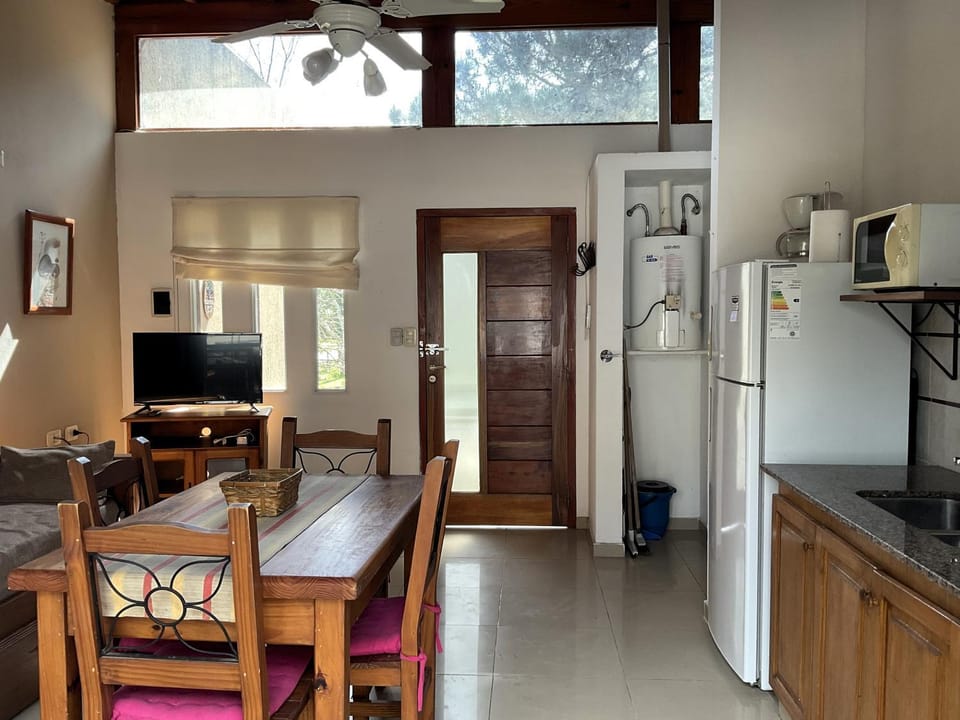 Dining area, oven, pet friendly