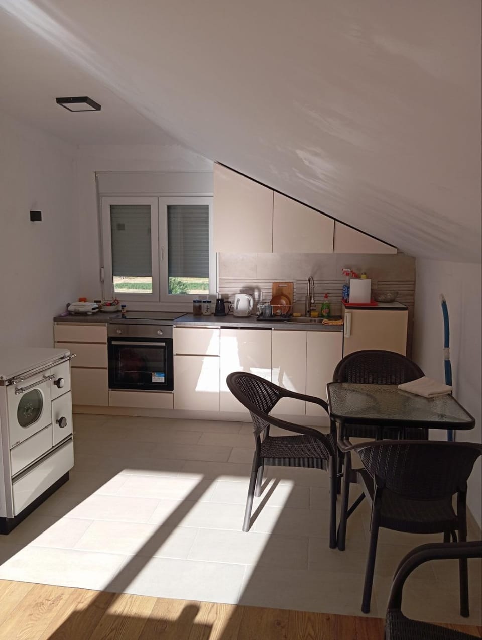 Kitchen or kitchenette, Living room, Dining area, minibar, oven, stove, toaster