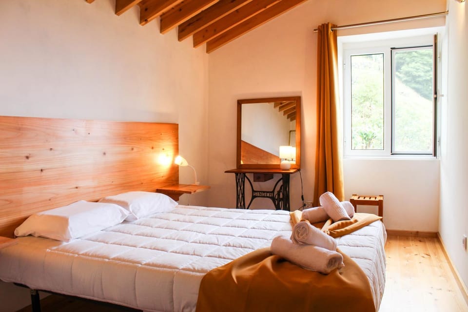 Bed, Bedroom, towels