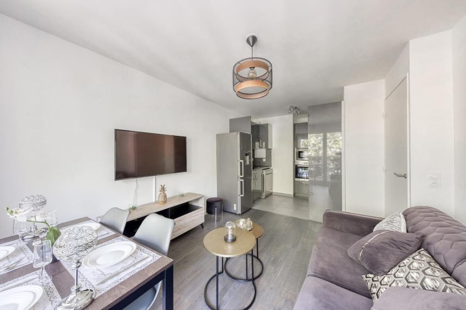 Communal lounge/ TV room, TV and multimedia, Living room, Seating area, Dining area