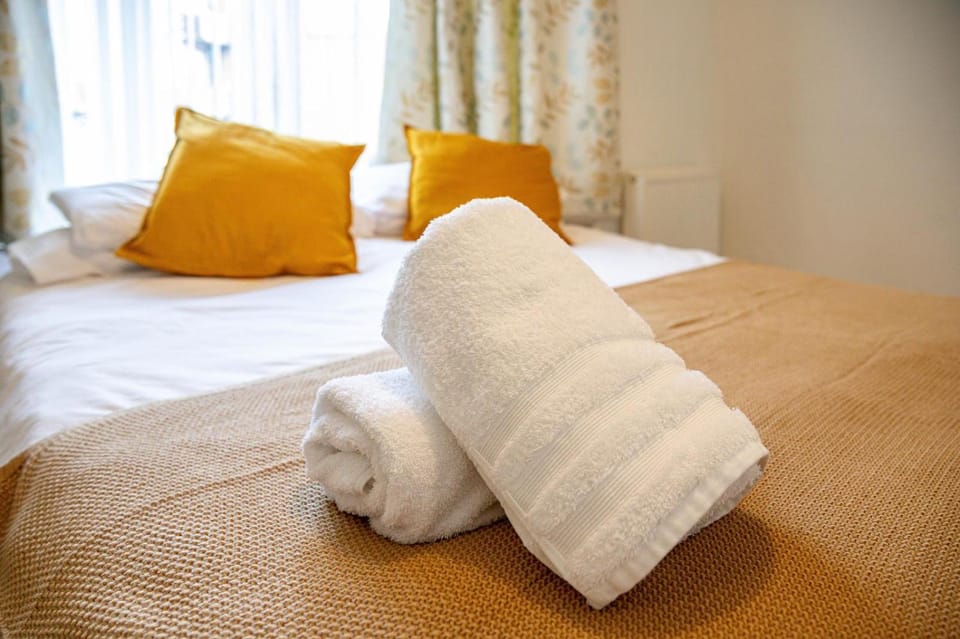 Bed, Photo of the whole room, Bedroom, towels