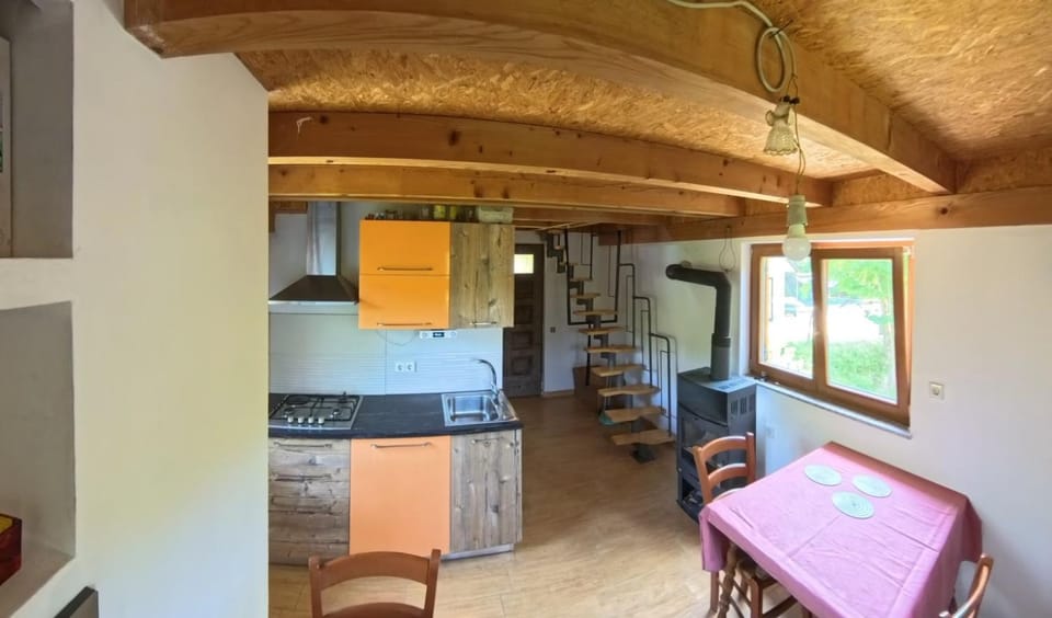 Kitchen or kitchenette, Dining area, stove