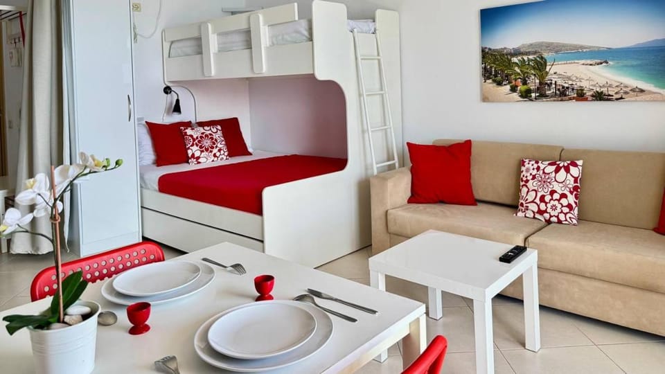 Bed, Living room, Photo of the whole room, Seating area, Dining area, bunk bed