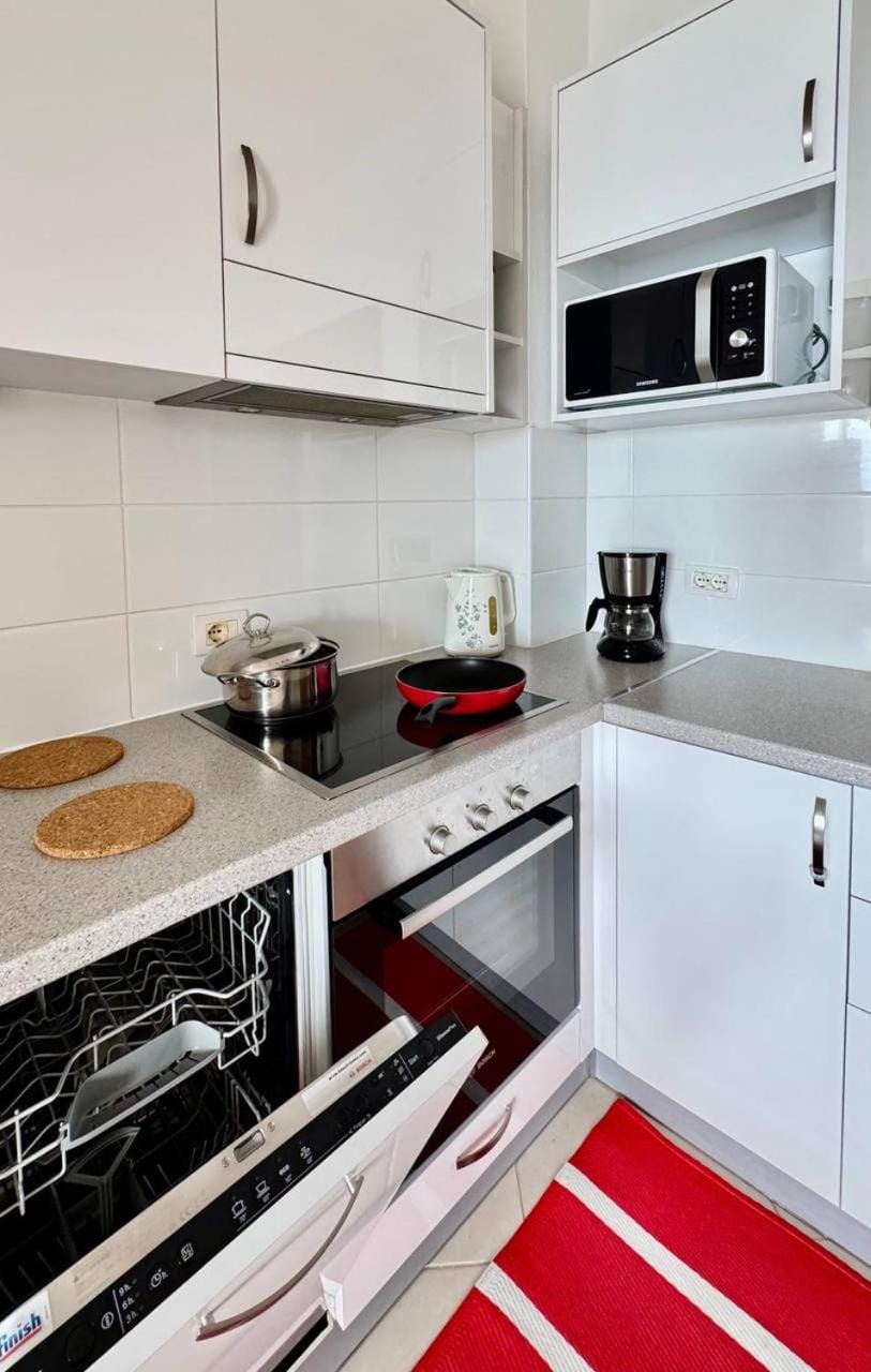 Coffee/tea facilities, Kitchen or kitchenette, dishwasher, stove