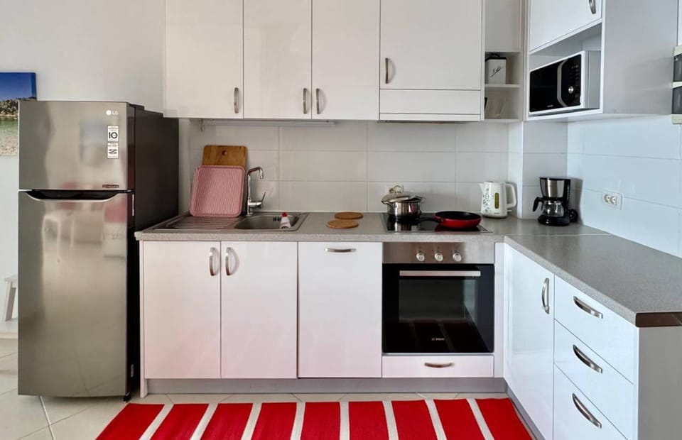 Coffee/tea facilities, Kitchen or kitchenette, dishwasher, oven