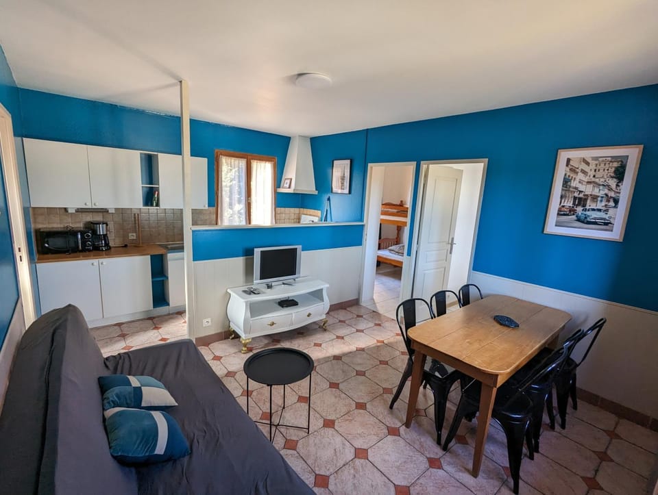 Kitchen or kitchenette, Living room