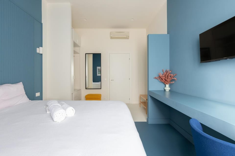Bed, TV and multimedia, View (from property/room), View (from property/room), Photo of the whole room, Bedroom, hair dryier, wardrobe, air conditioner