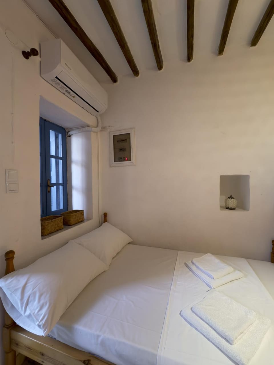 Bed, Bedroom, air conditioner