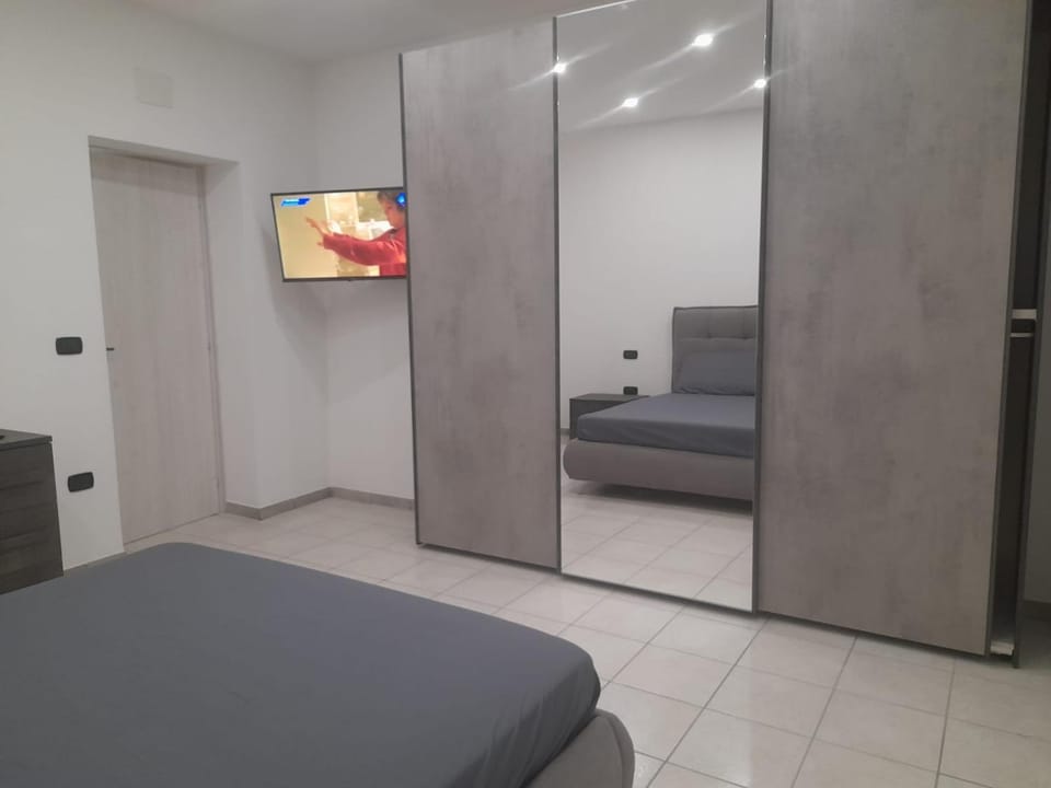 Bed, TV and multimedia, Photo of the whole room, Bedroom, wardrobe