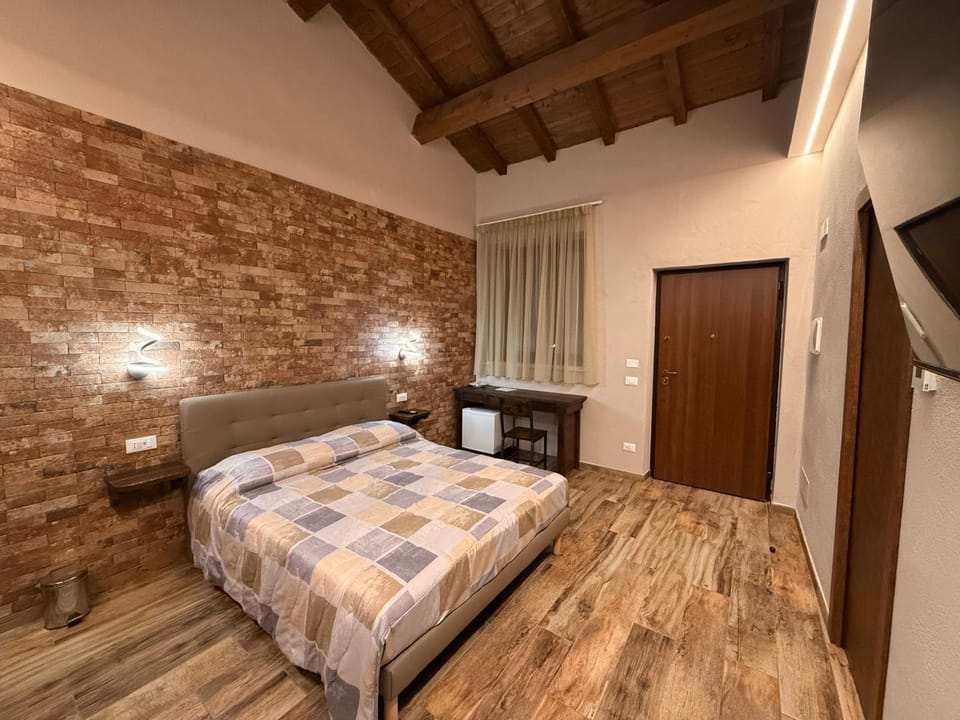 Bed, TV and multimedia, Bedroom