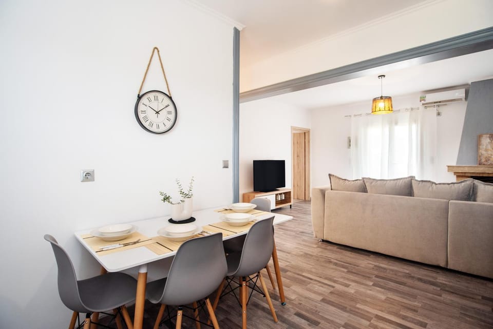 Communal lounge/ TV room, TV and multimedia, Living room, Seating area, Dining area, Evening entertainment