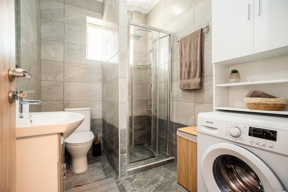 Shower, Toilet, Bathroom, towels, washing machine