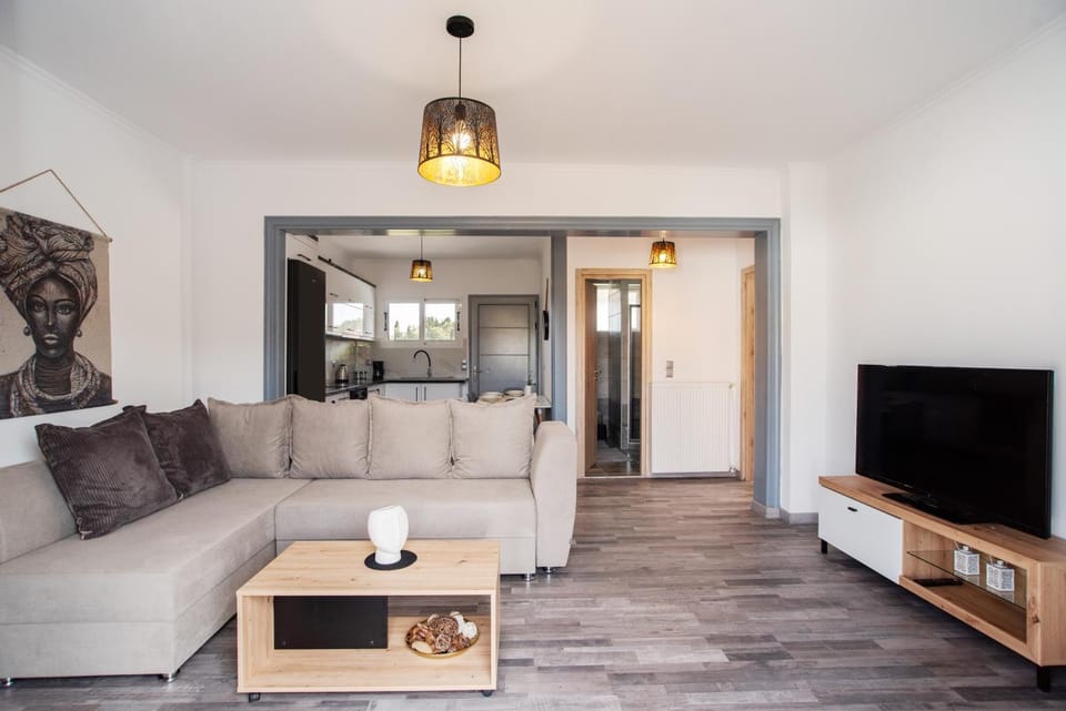 Communal lounge/ TV room, TV and multimedia, Living room, Seating area, Evening entertainment