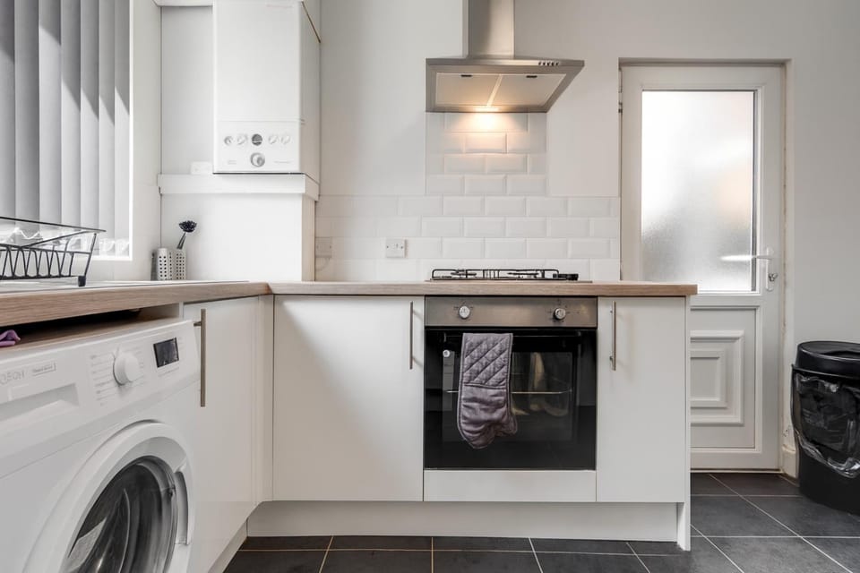 Kitchen or kitchenette, oven, washing machine