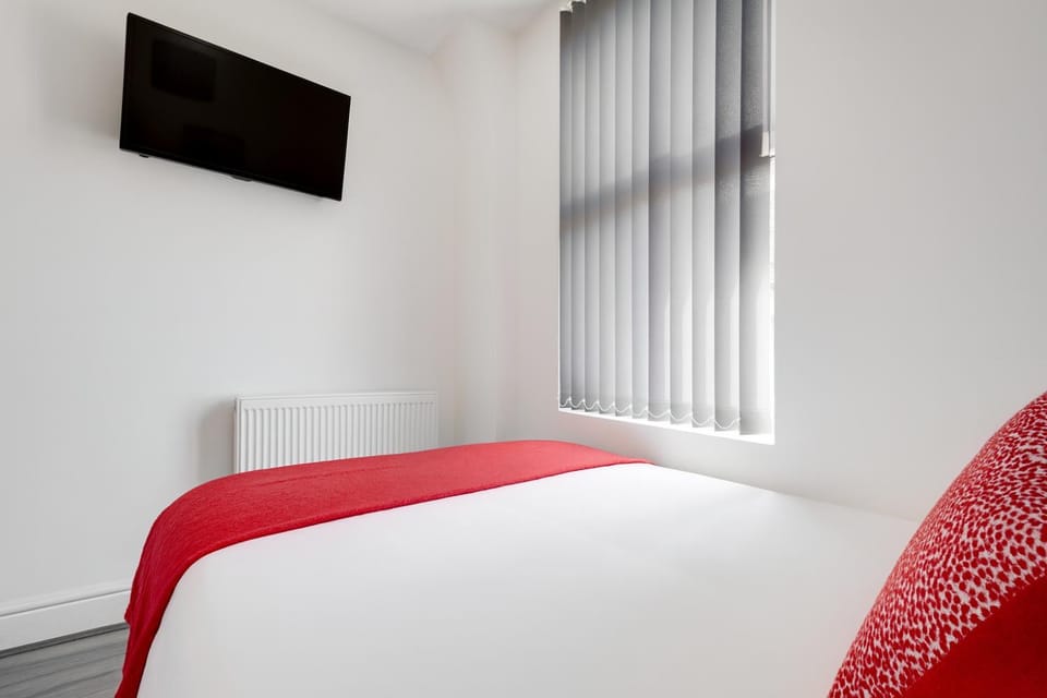 Bed, TV and multimedia, Bedroom