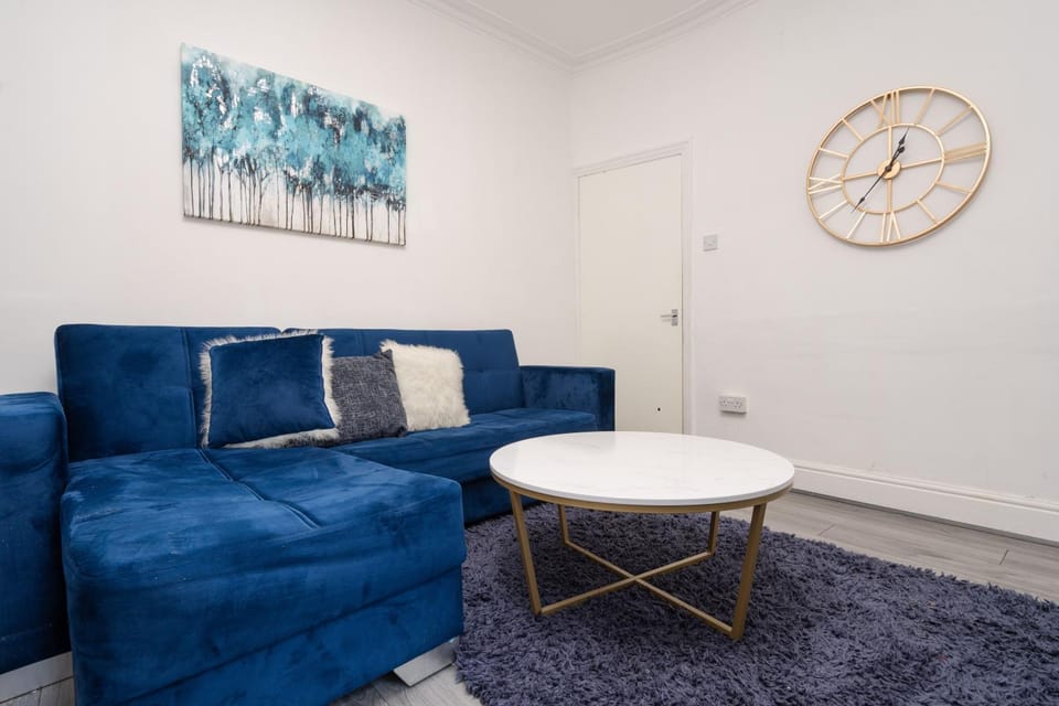 Huge 4 Bedroom Ensuite-Liverpool-Parking Apartment in Liverpool