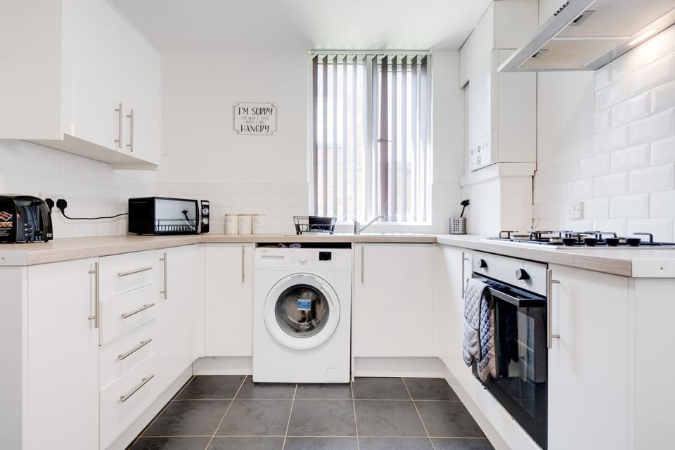 Huge 4 Bedroom Ensuite-Liverpool-Parking Apartment in Liverpool