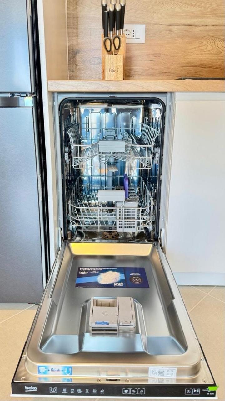 Kitchen or kitchenette, dishwasher