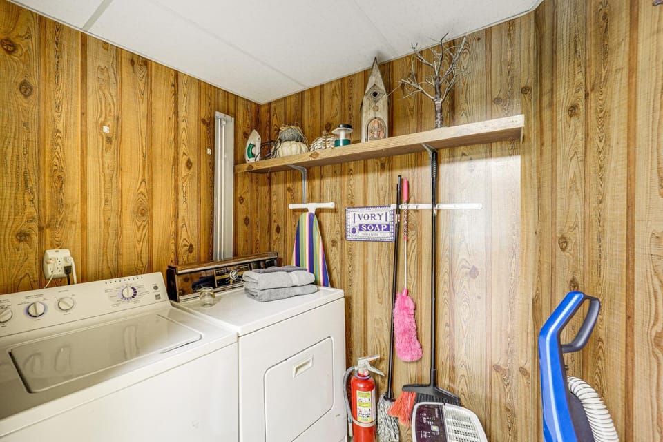 Ski, Hike! Family-Friendly Beech Mtn Cabin w/ Deck Cabin in Beech Mountain