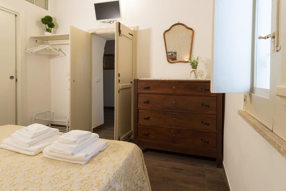 Bedroom, towels, wardrobe