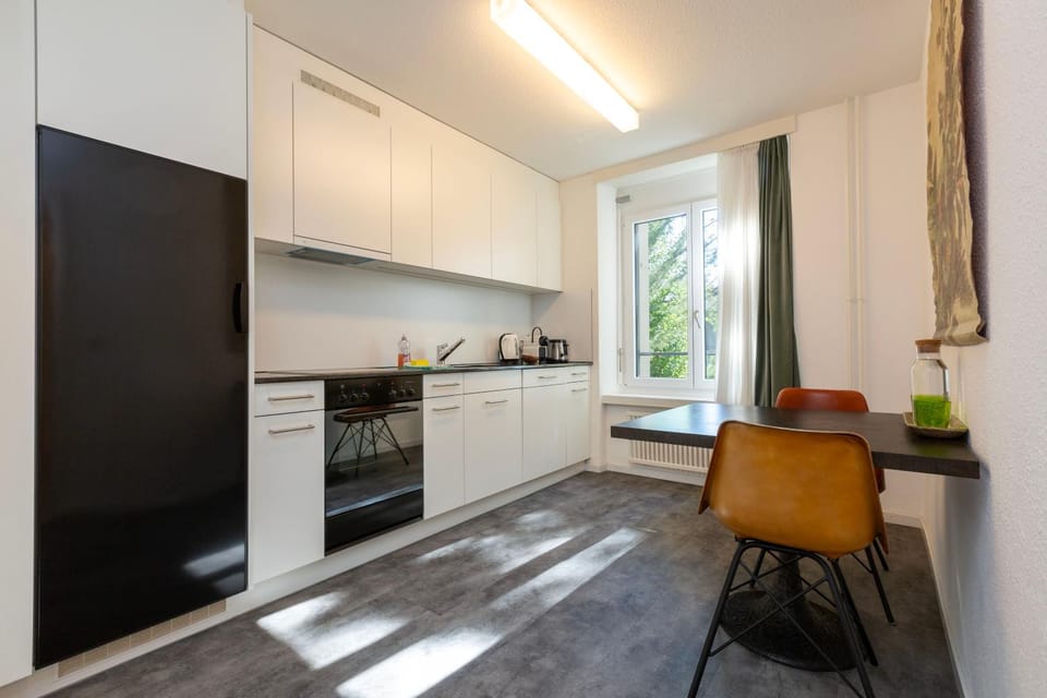 Coffee/tea facilities, Kitchen or kitchenette, Dining area, dishwasher, oven, stove, kitchen