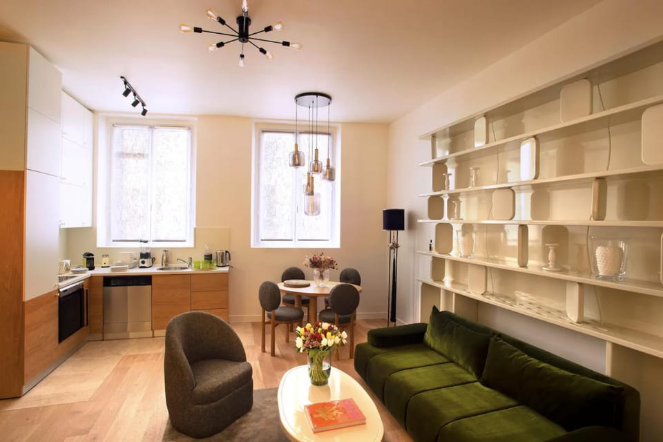 Kitchen or kitchenette, Living room, Seating area, Dining area