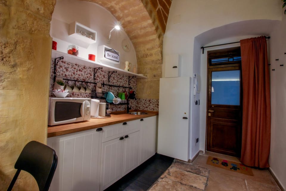Coffee/tea facilities, Kitchen or kitchenette, Dining area, minibar