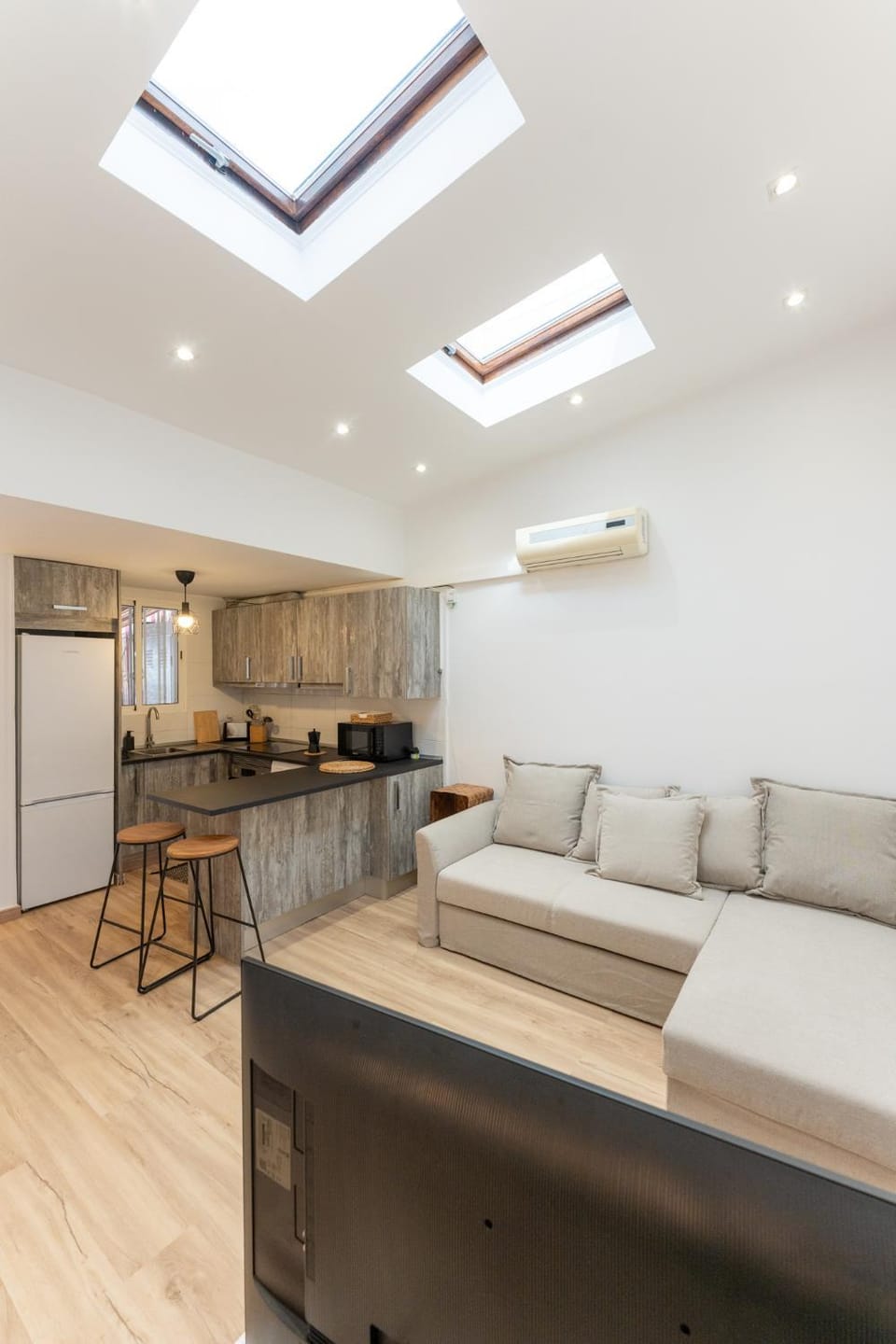Kitchen or kitchenette, Living room, Seating area, Dining area, oven, stove