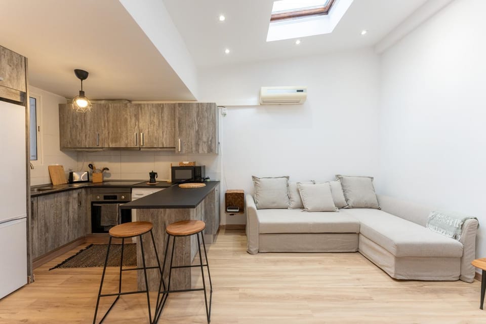 Kitchen or kitchenette, Living room, Seating area, Dining area, oven, stove, air conditioner