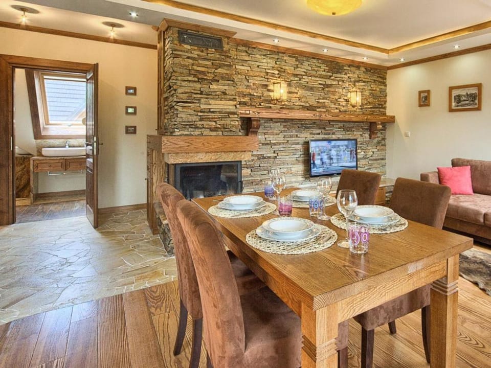 TV and multimedia, Living room, Seating area, Dining area