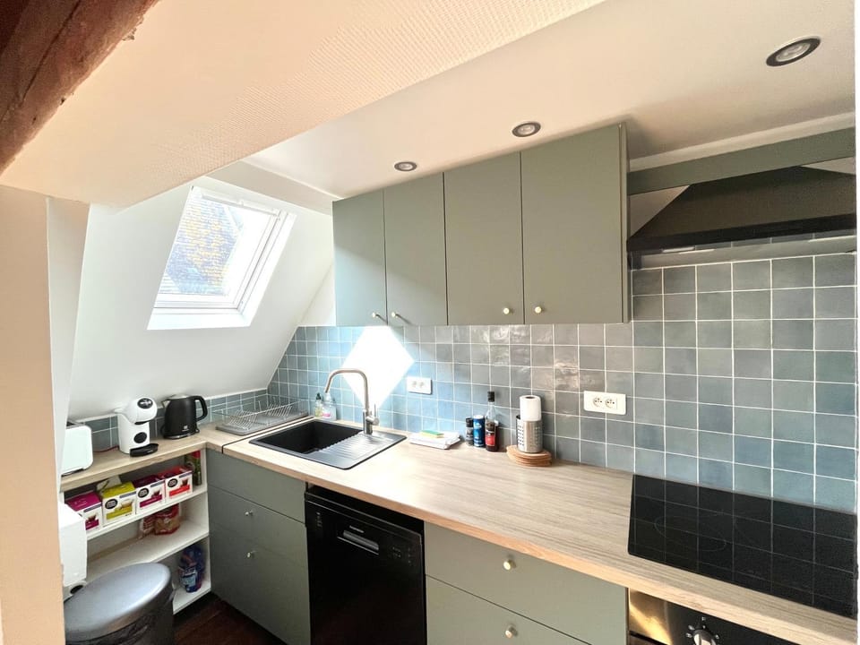Coffee/tea facilities, Kitchen or kitchenette, dishwasher, oven, toaster