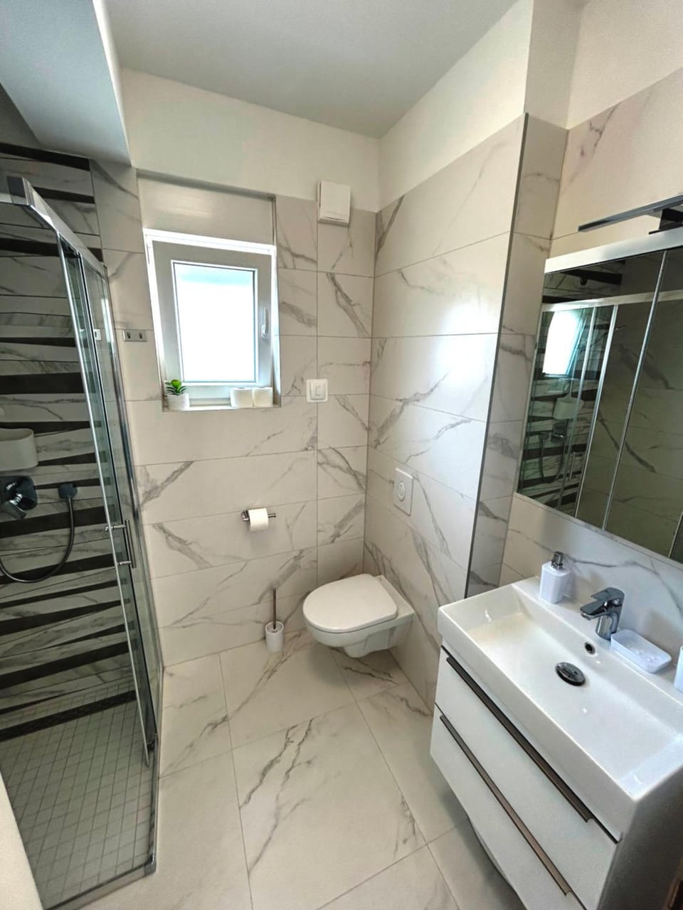 Shower, Toilet, Bathroom, towels