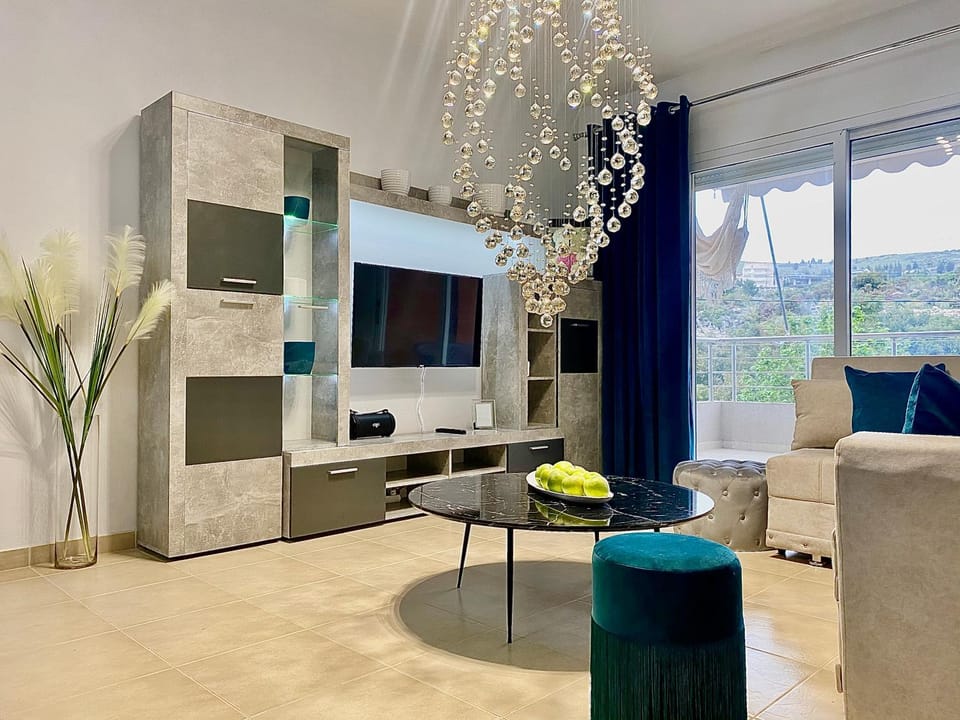 Communal lounge/ TV room, TV and multimedia, Living room, Seating area, Evening entertainment