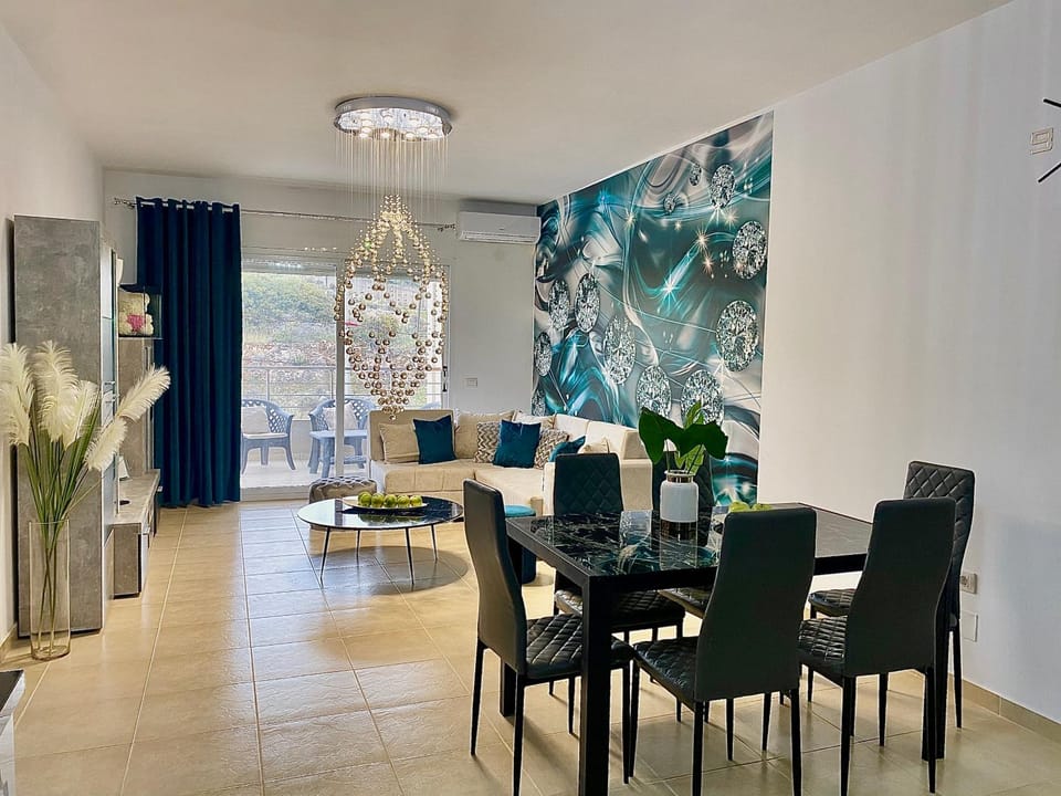 TV and multimedia, Living room, Seating area, Dining area
