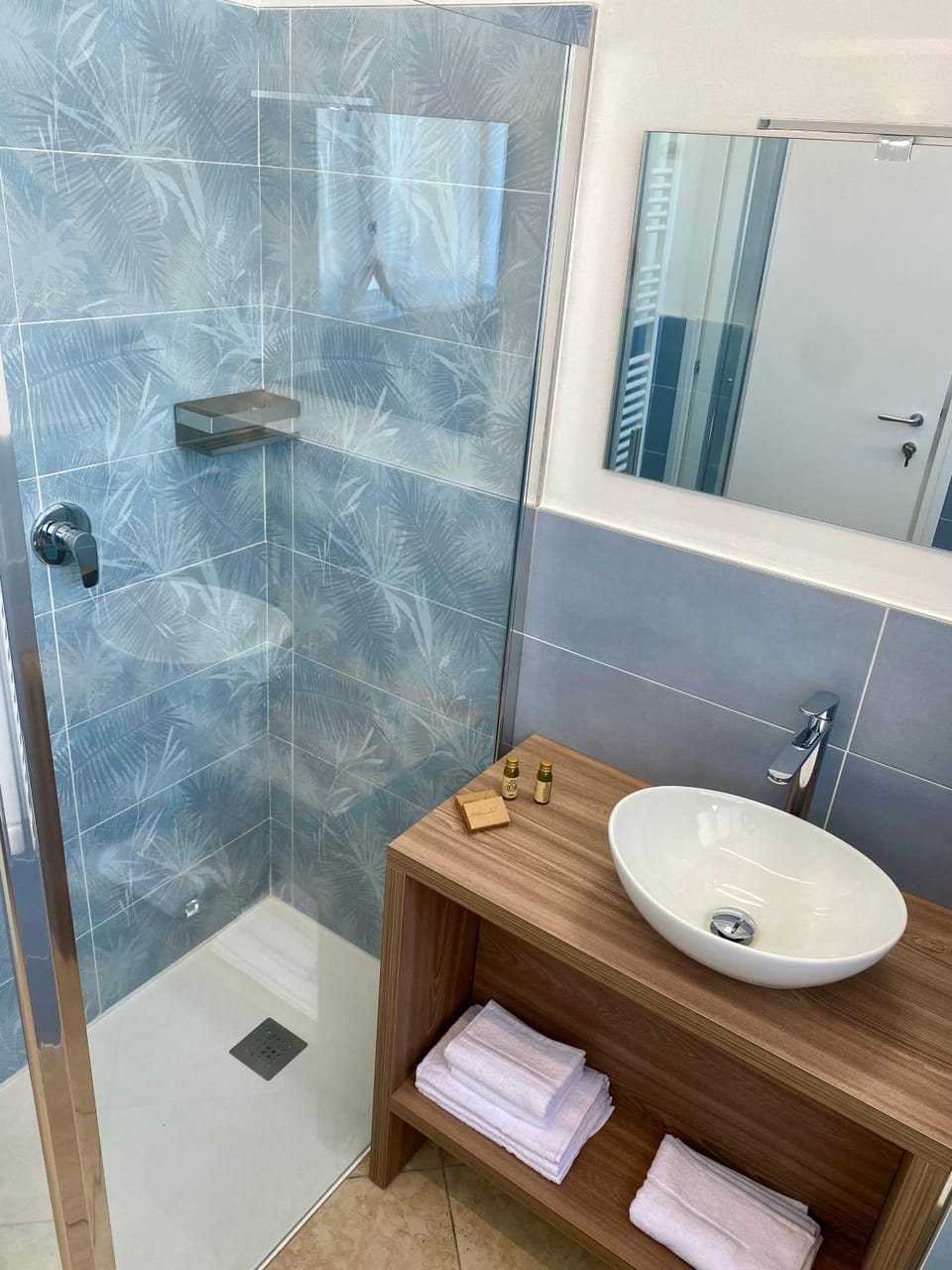 Shower, Bathroom, towels