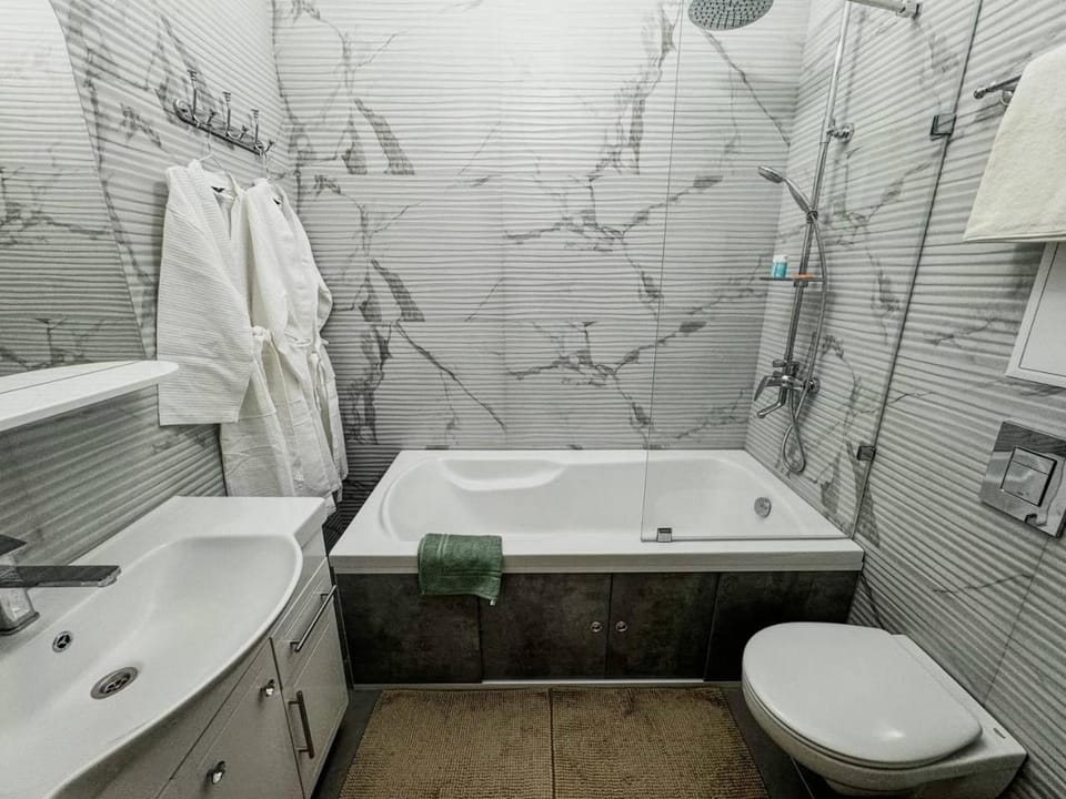 Shower, Toilet, Bathroom, Bath, towels