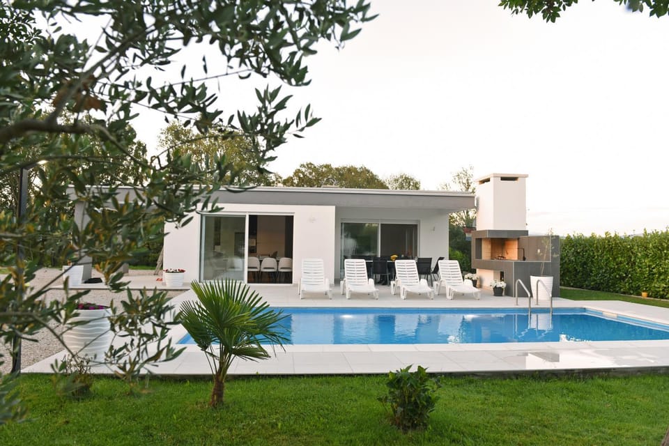 Property building, Swimming pool, sunbed