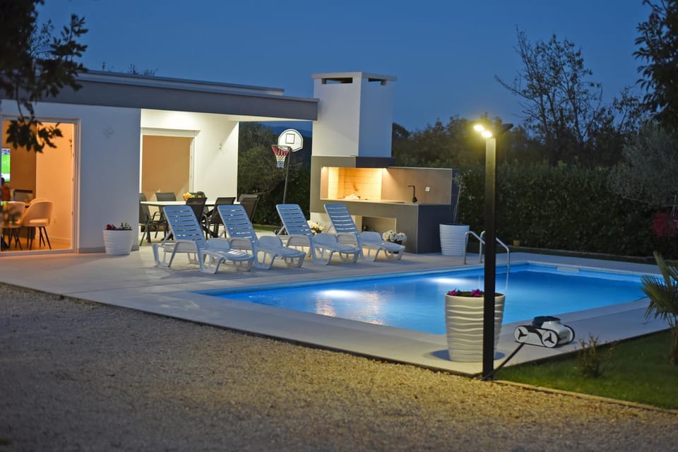 Swimming pool, sunbed