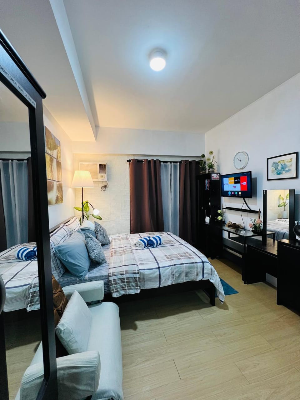 Bed, TV and multimedia, Photo of the whole room, Evening entertainment, Bedroom