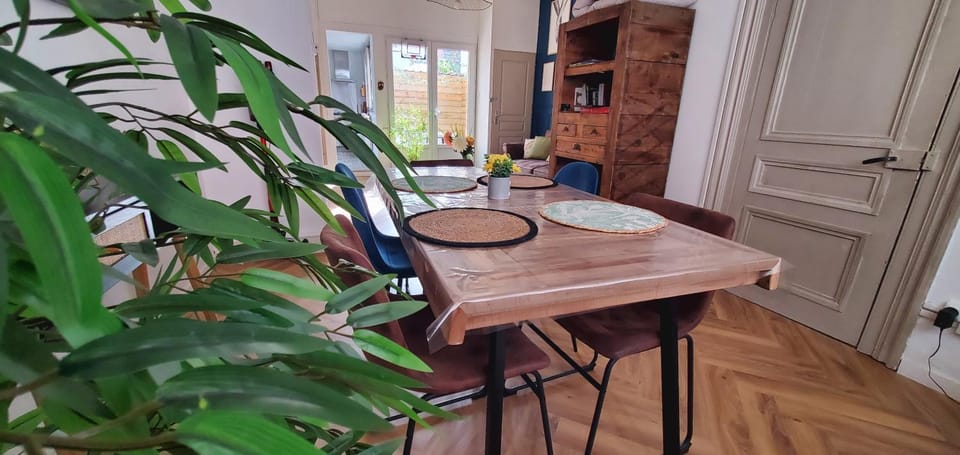 Seating area, Dining area