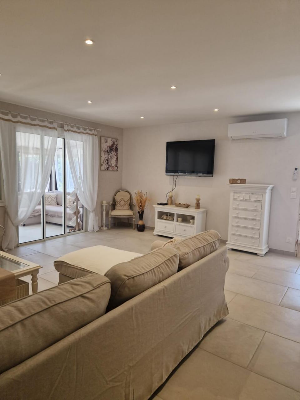 Communal lounge/ TV room, Communal lounge/ TV room, TV and multimedia, Living room, Seating area, air conditioner