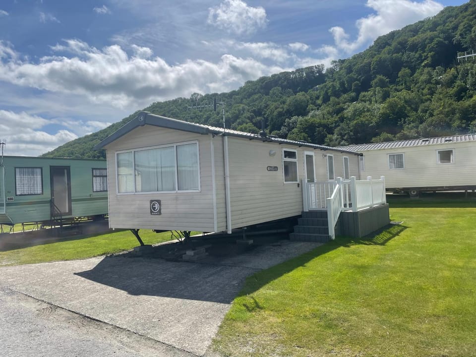 Cozy 2 Bedroom Static Caravan in Clarach Bay , Aberystwyth House in Tirymynach