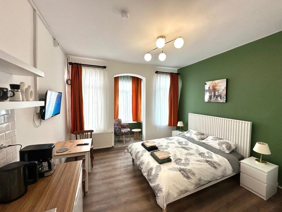 Bed, TV and multimedia, Kitchen or kitchenette, Photo of the whole room, Seating area, towels